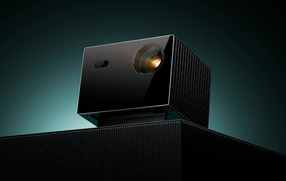 AWOL Vision 4Kレーザープロジェクターの黒い本体と高級感のあるレンズ部分のクローズアップ。