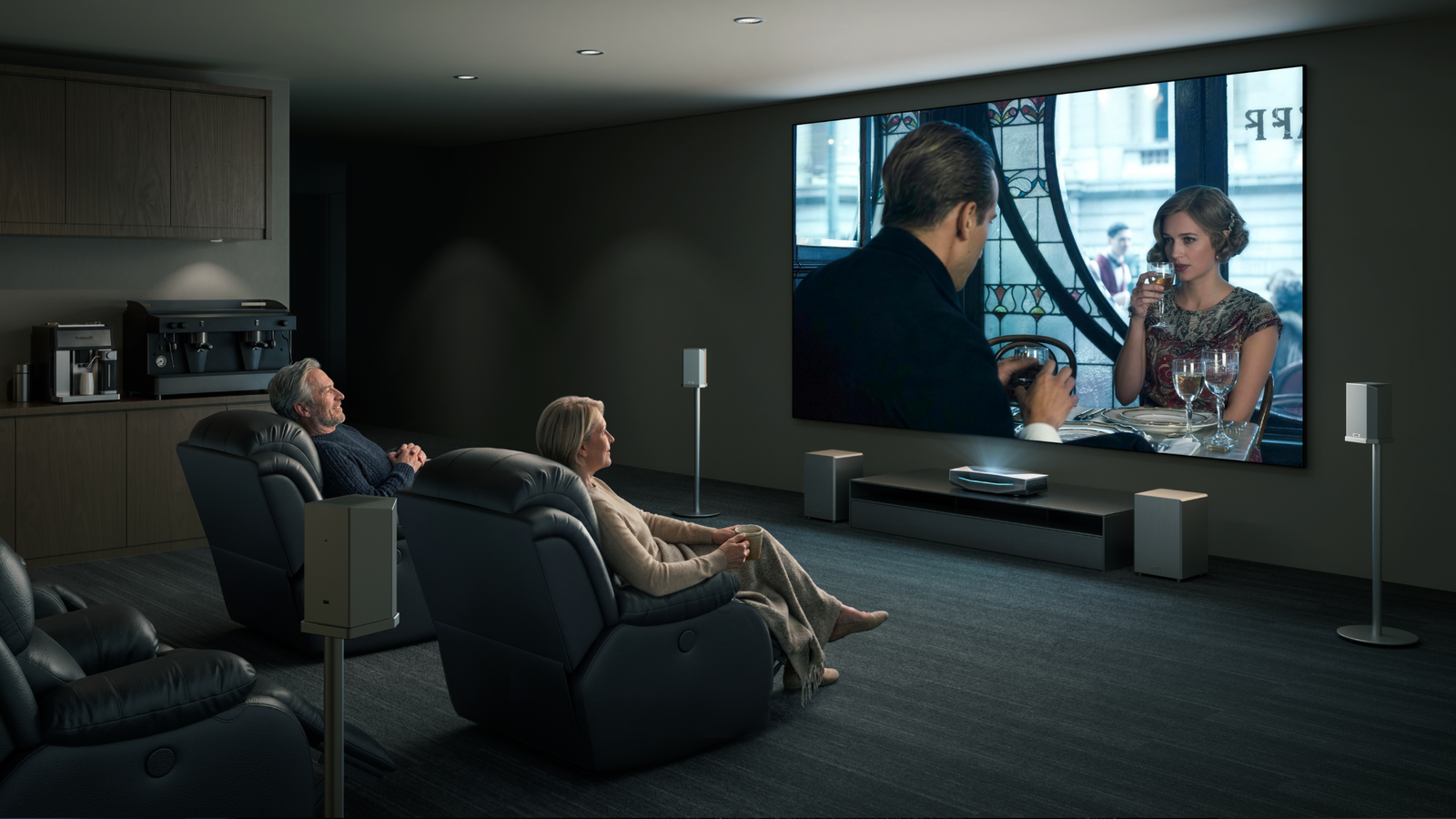AWOL Visionプロジェクターと大画面スクリーンで映画を楽しむ本格ホームシアター空間。